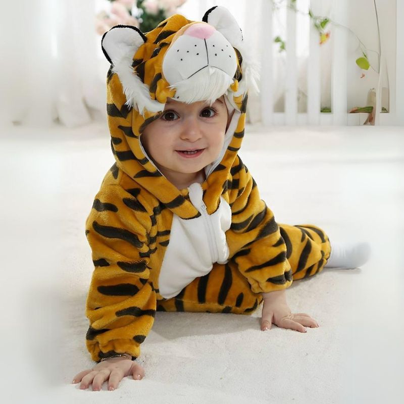 Gros plan sur la capuche à motif animal de la combinaison