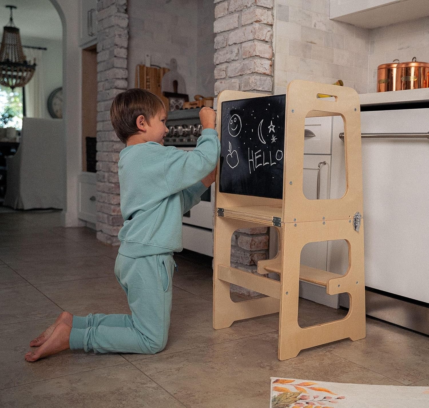 Tour d'apprentissage en bois avec enfant debout, vue de côté