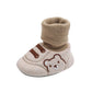 Vue de côté de chaussures bébé flexibles avec motifs colorés