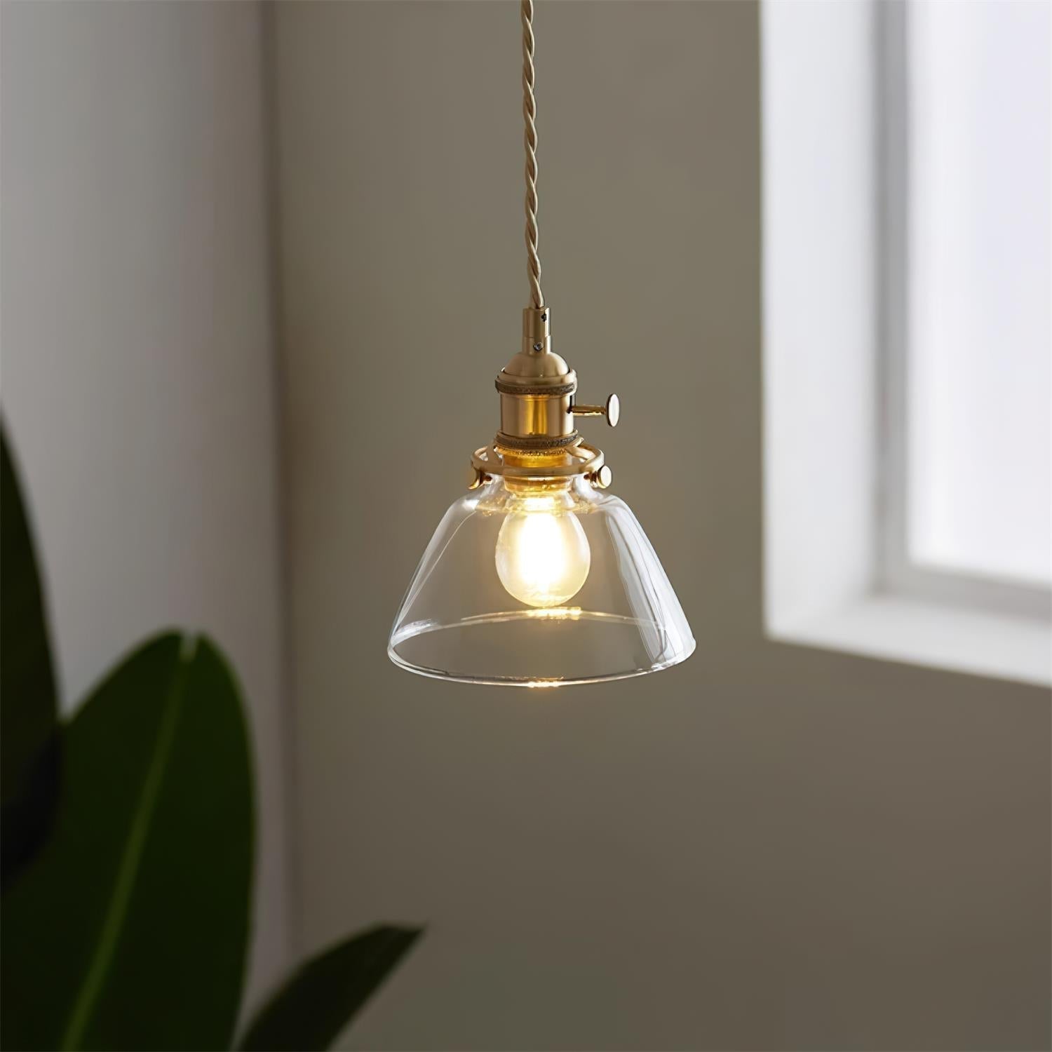 Lampe pendante en verre vue dans un décor minimaliste