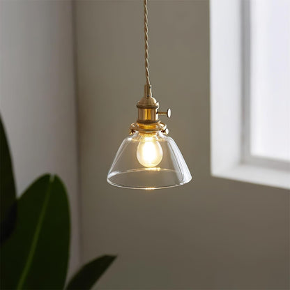 Lampe pendante en verre vue dans un décor minimaliste