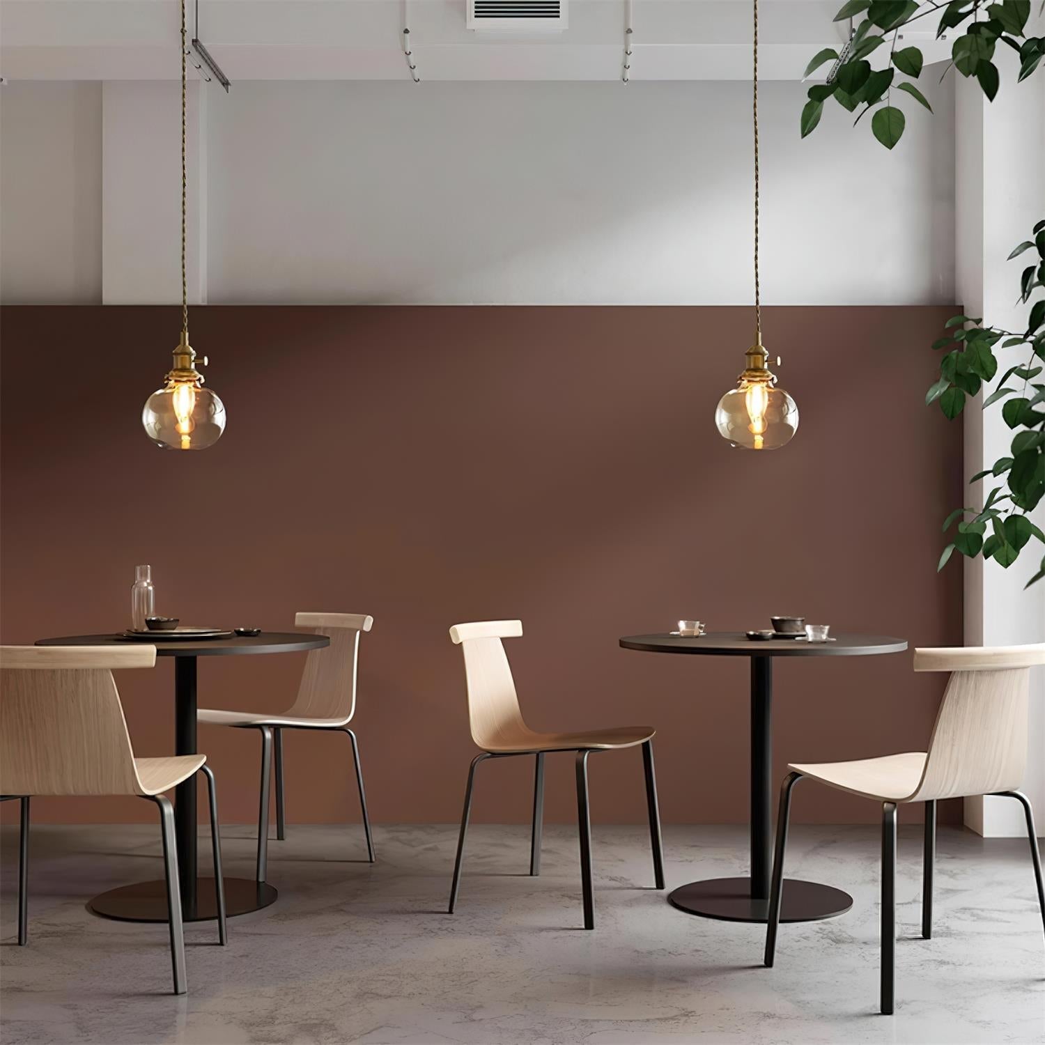 Lampe pendante installée dans un couloir moderne