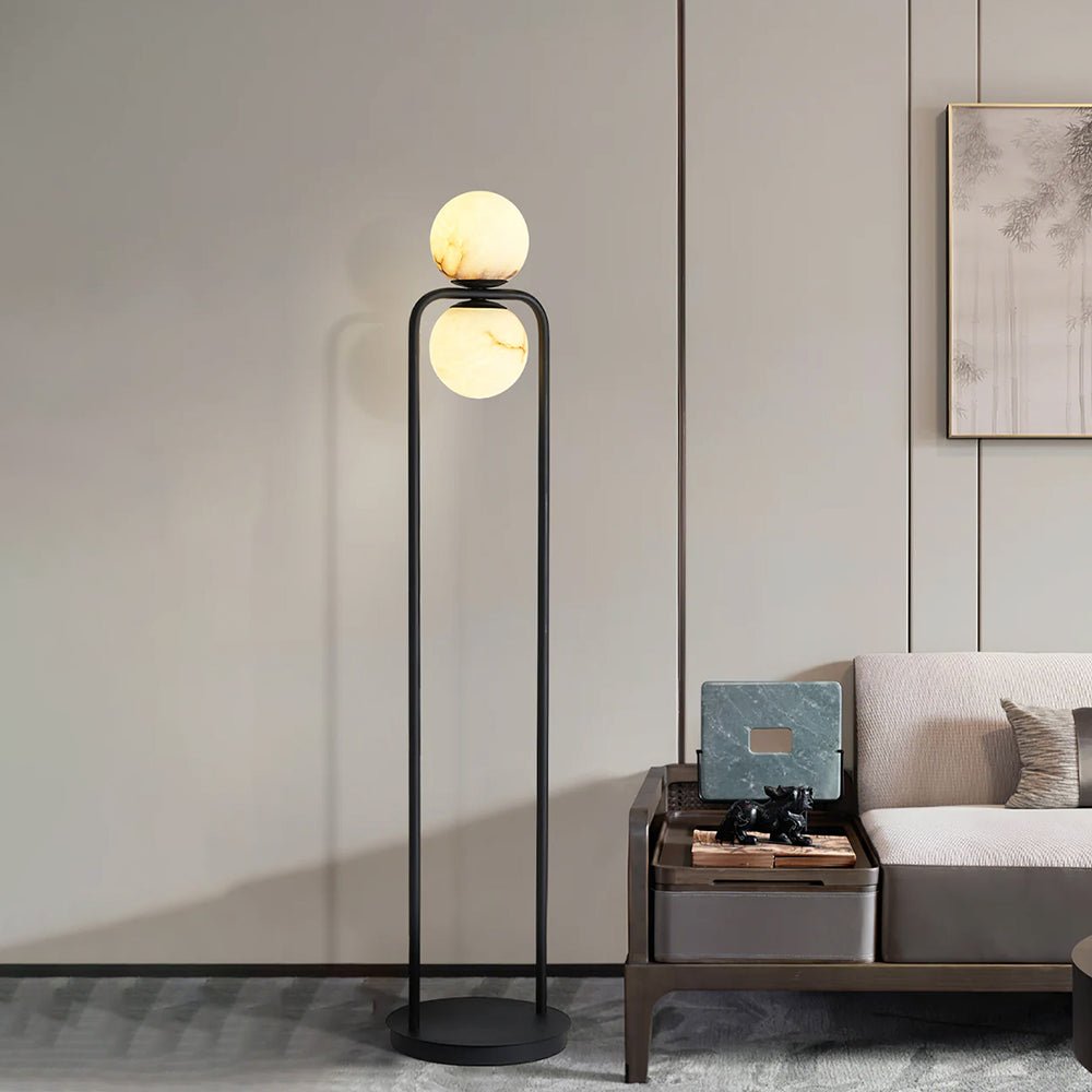 Lampe sur pied dans un salon moderne, ajoutant élégance