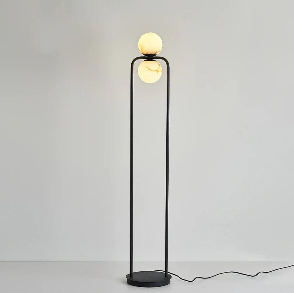 Lampe sur pied dans un bureau, offrant une lumière subtile