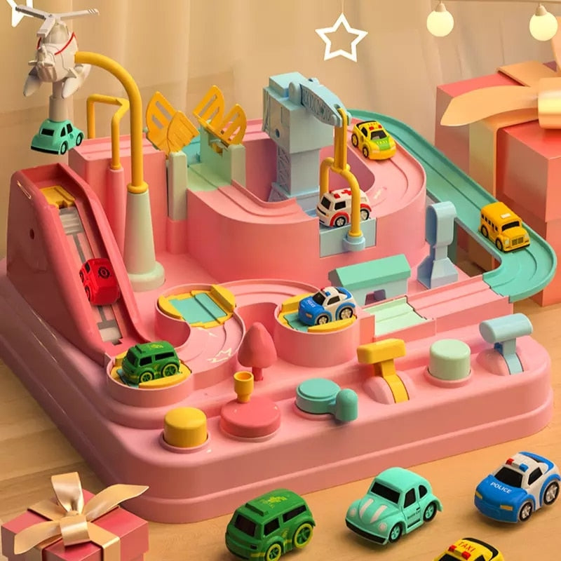 Enfant jouant avec un circuit de course coloré