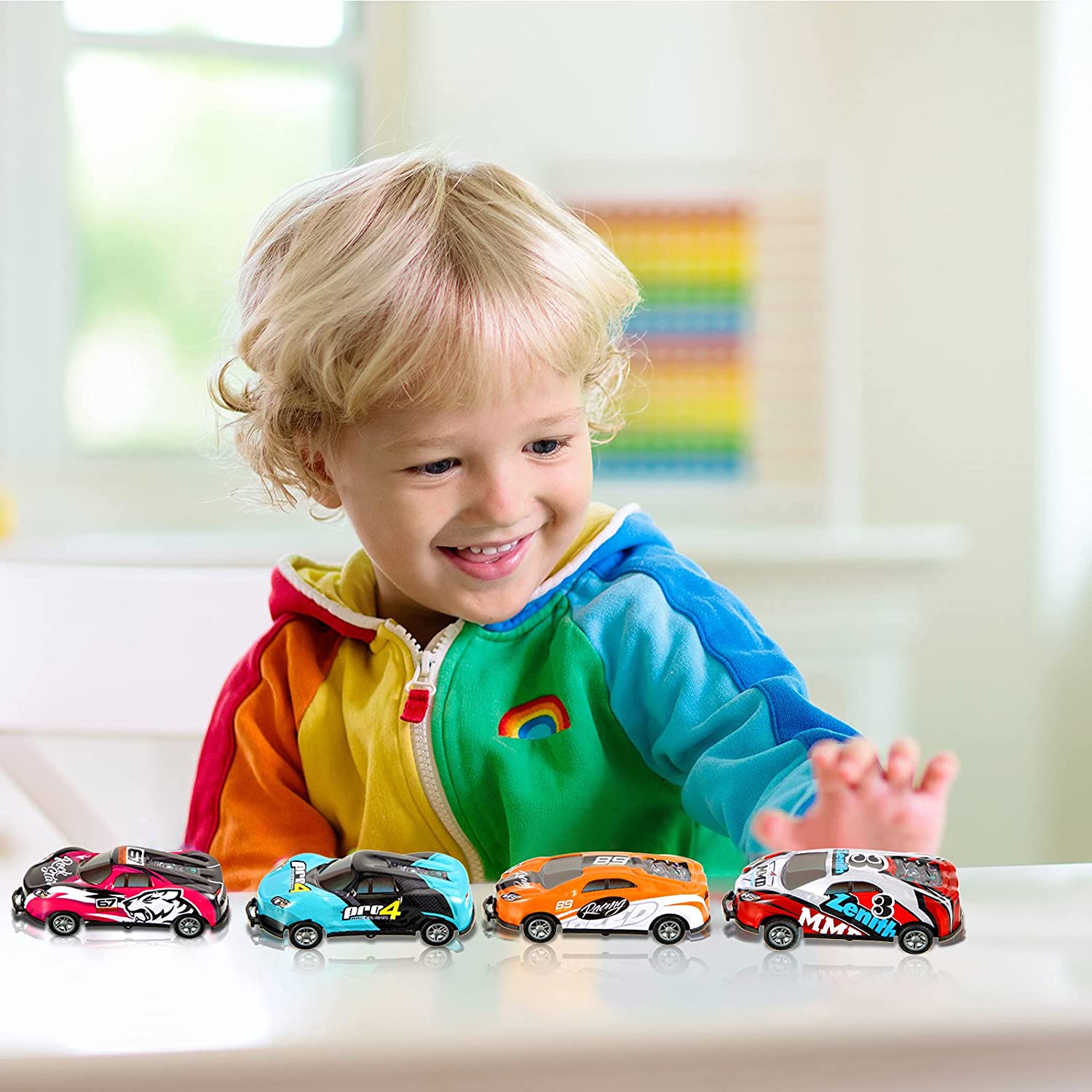 Ensemble de voitures jouets colorées prêtes pour des cascades