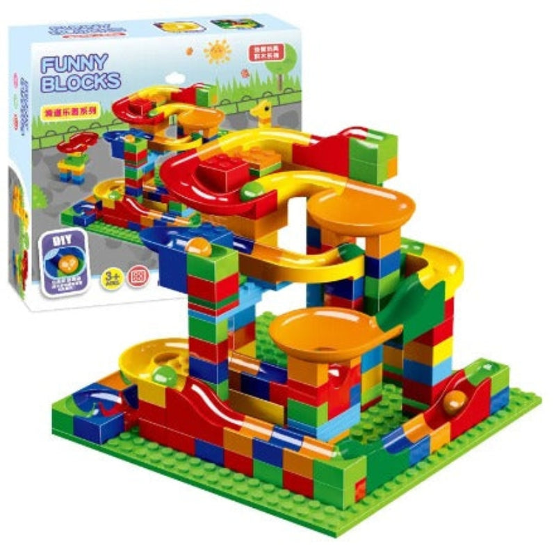 Enfants construisant un parcours de billes avec blocs et toboggans