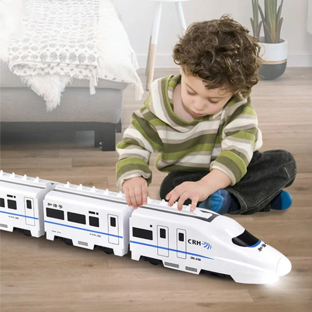 Enfant jouant avec le train jouet sur un tapis coloré