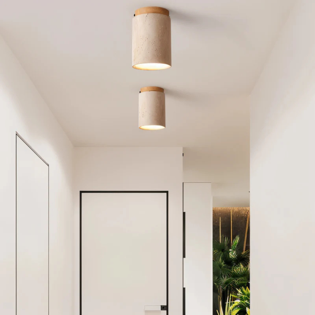 Vue en contre-plongée de la lampe installée au plafond