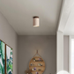 Lampe minimaliste éclairée dans un intérieur moderne
