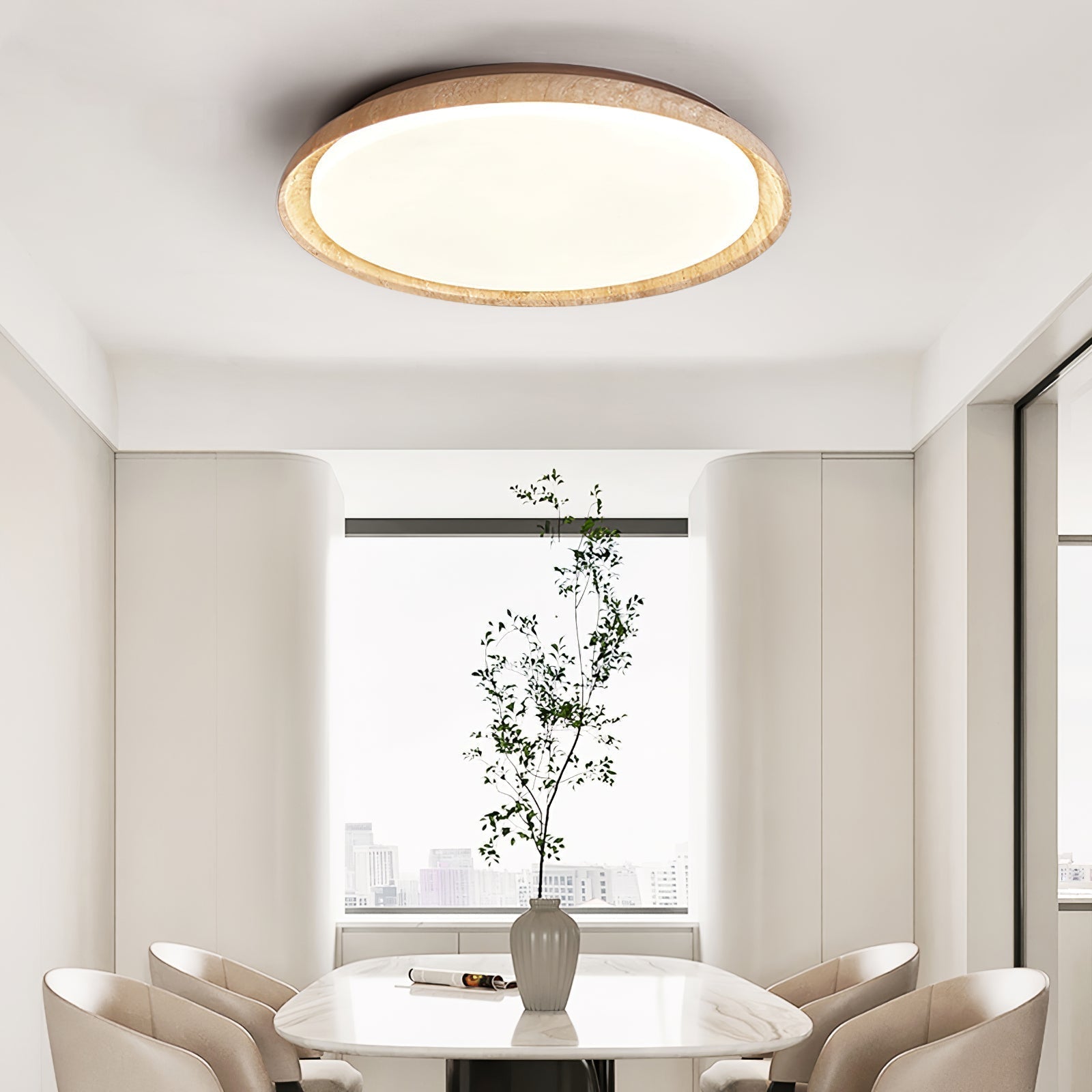 Lampe en travertin jaune installée dans une salle à manger