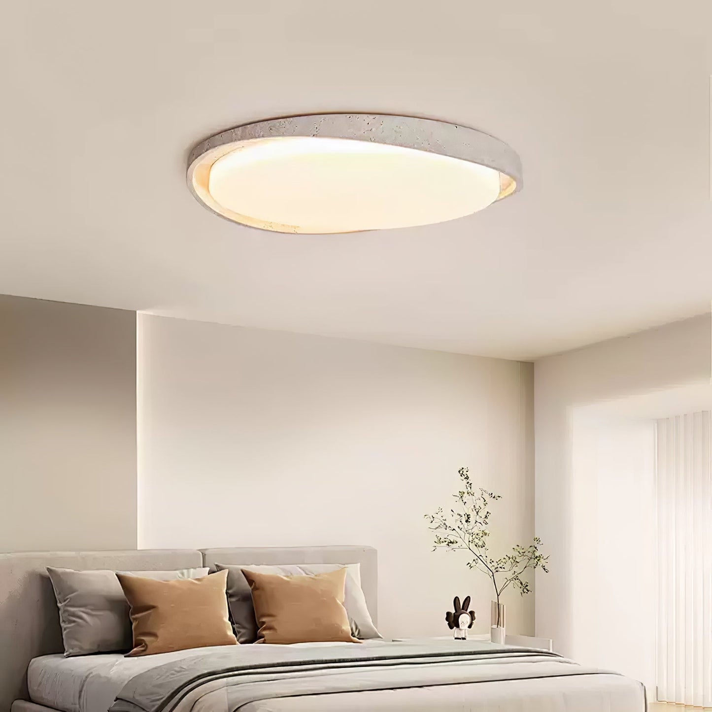 Lampe suspendue en travertin dans un intérieur moderne