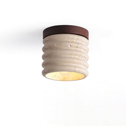 Lampe en travertin installée dans un couloir élégant