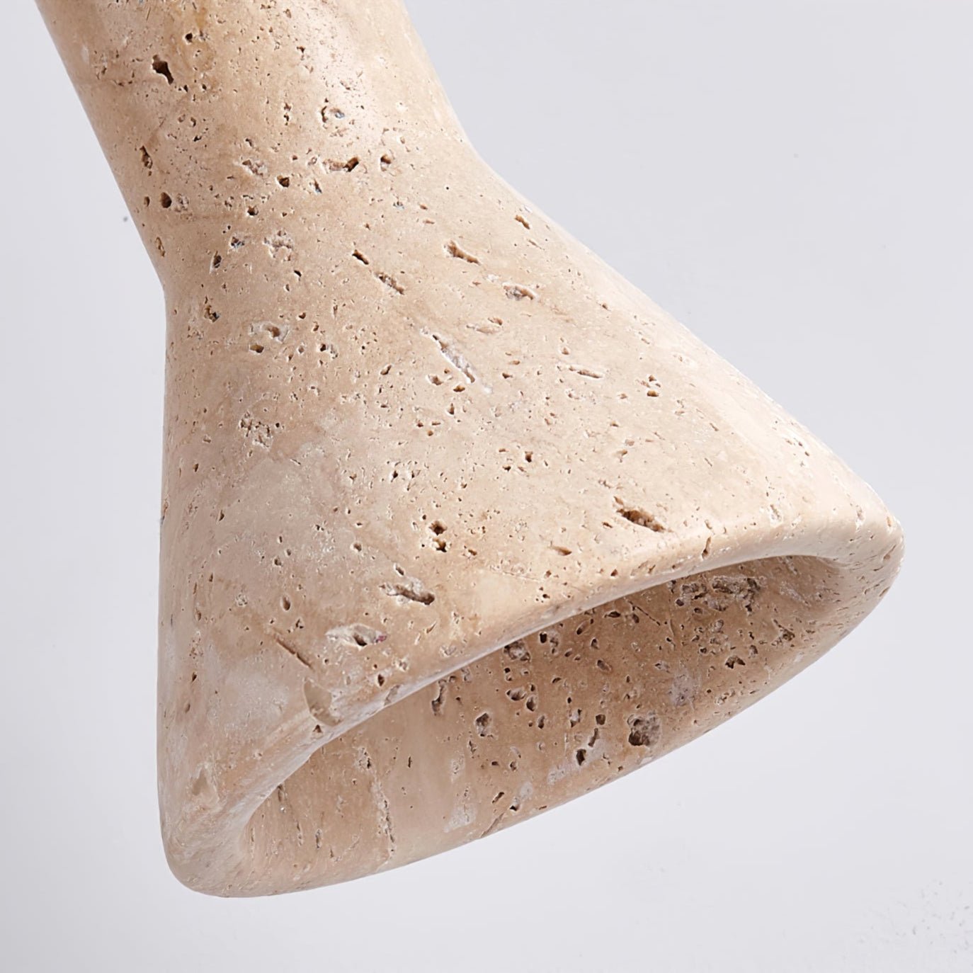 Vue latérale de la lampe montrant le design élégant