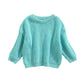 Gros plan sur la texture douce et extensible du pull enfant