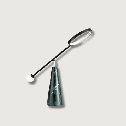 Lampe LED sur une table, éclairant un espace intérieur