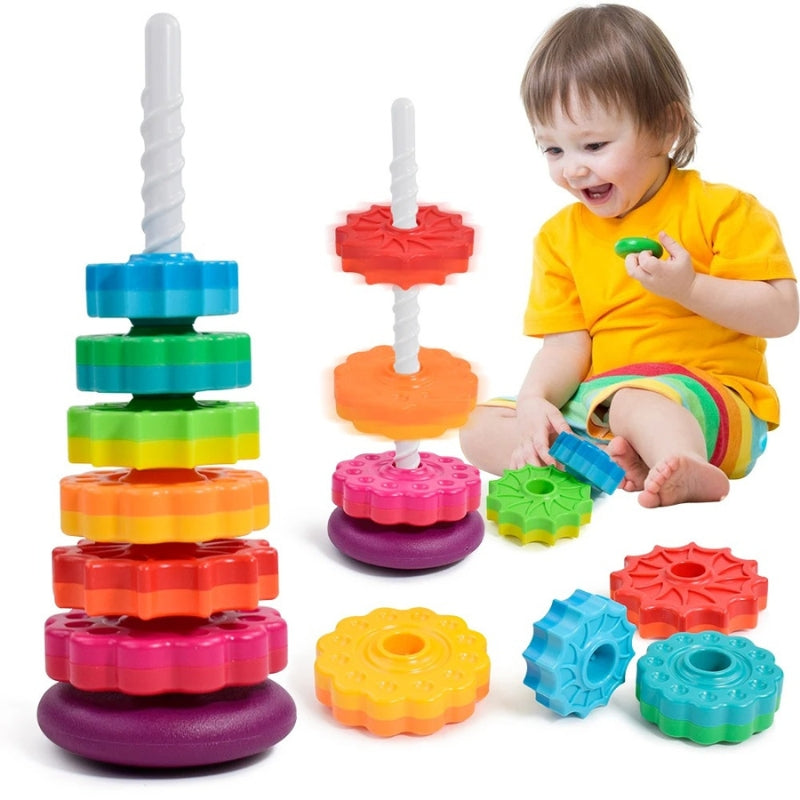 Enfant jouant avec une tour d'empilage rotative