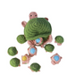 Gros plan sur une tortue en crochet colorée