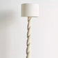 Gros plan sur l'abat-jour en tissu du lampadaire