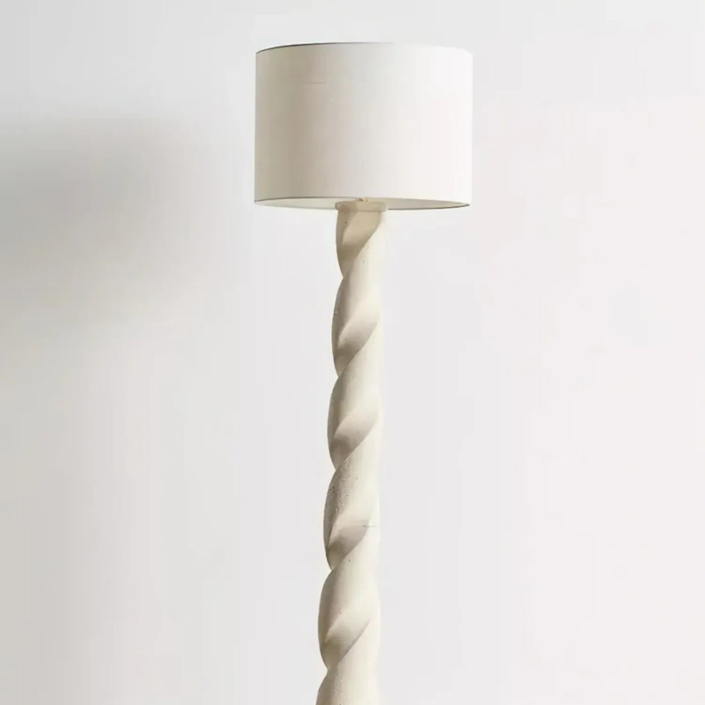 Gros plan sur l'abat-jour en tissu du lampadaire
