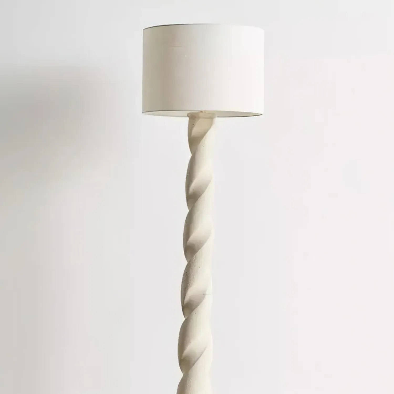 Gros plan sur l'abat-jour en tissu du lampadaire