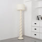 Lampadaire moderne dans un salon contemporain, éclairage allumé