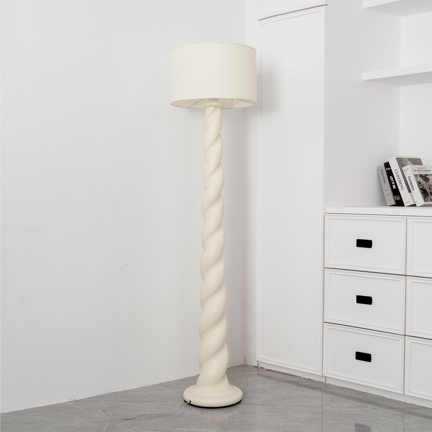 Lampadaire moderne dans un salon contemporain, éclairage allumé
