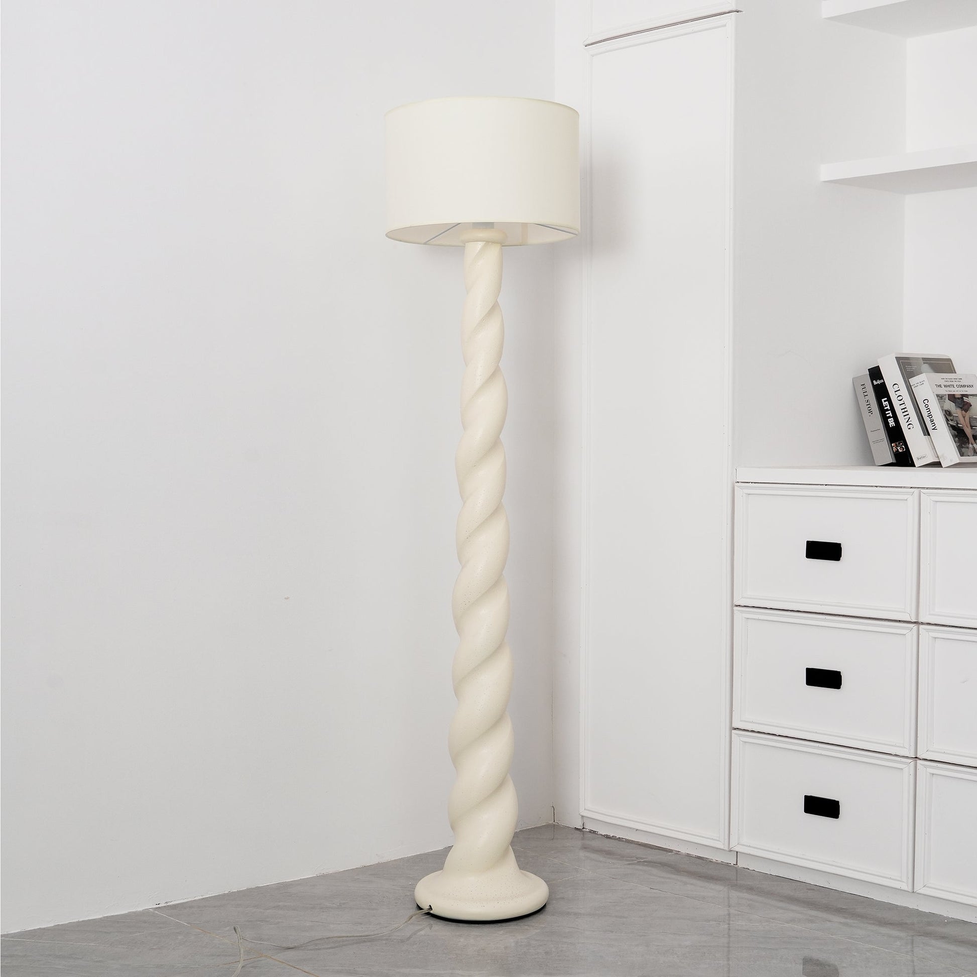 Lampadaire moderne dans un salon contemporain, éclairage allumé