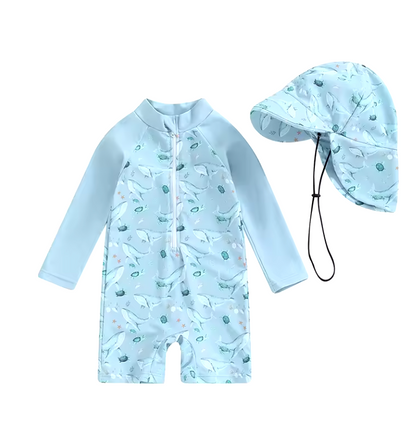 Vue d'ensemble de l'ensemble de bain bébé avec chapeau assorti