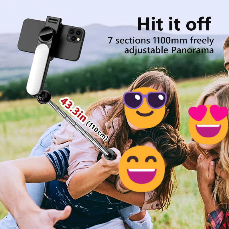 Selfie stick plié montrant sa compacité pour le transport