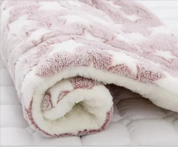 Gros plan sur le tissu hypoallergénique de la couverture pour chats