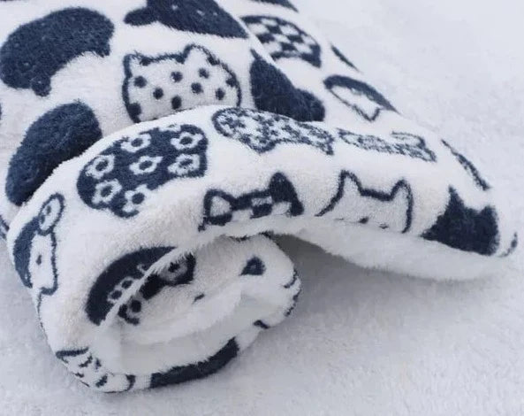 Chat se reposant paisiblement sur une couverture lavable en machine