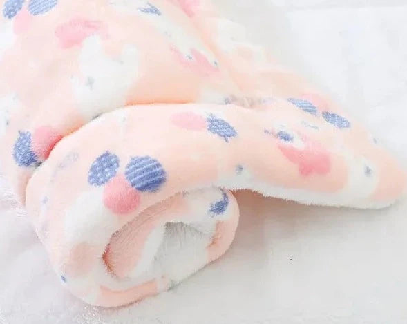 Chat blotti sur une couverture, profitant de sa chaleur apaisante