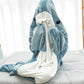Enfant souriant dans une combinaison requin confortable