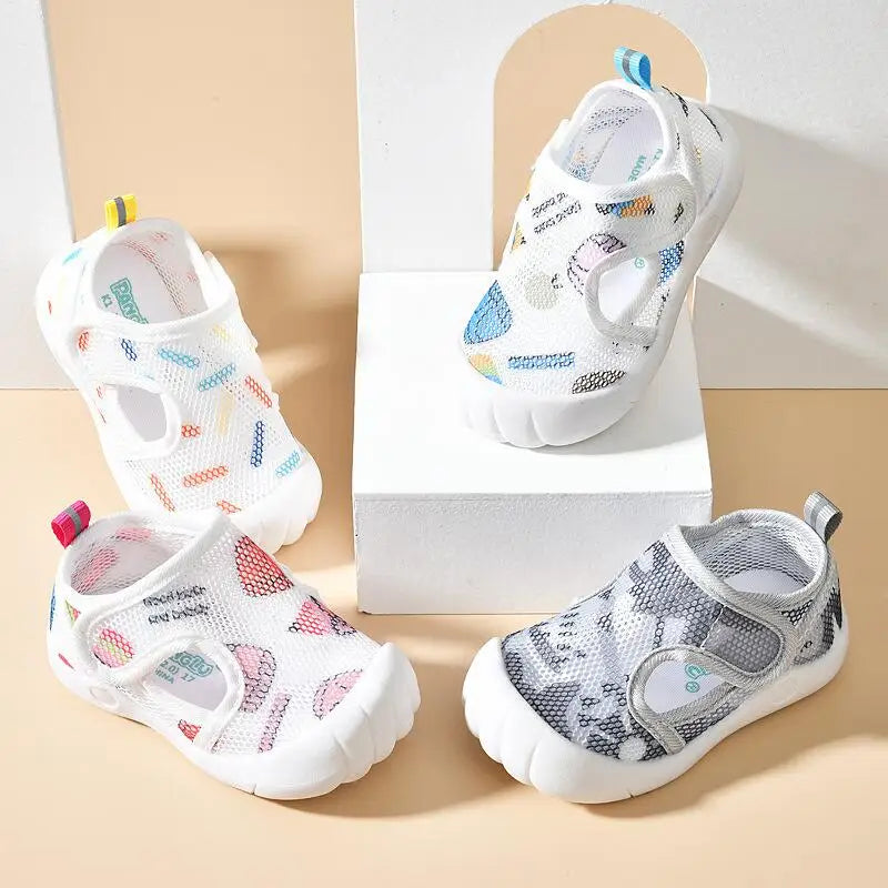 Gros plan sur la maille aérée des sandales pour bébé
