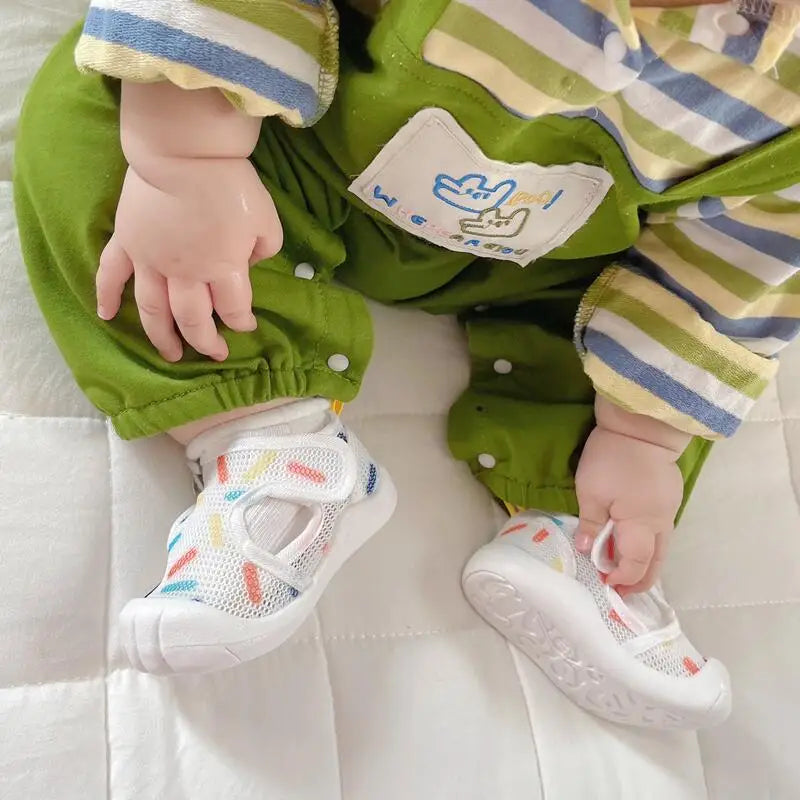 Sandales bébé sur fond neutre, mettant en valeur la légèreté