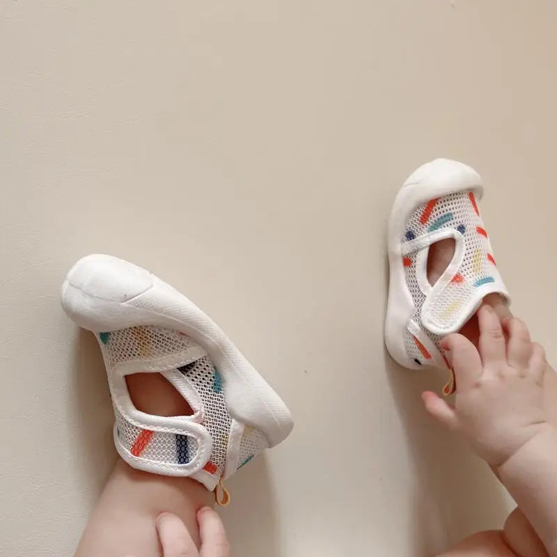 Détail de la fermeture Velcro des sandales pour un ajustement facile