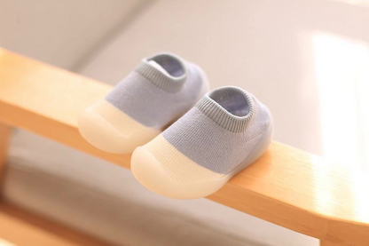 Vue de dessus de chaussures bébé en coton respirant