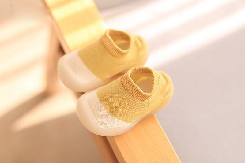 Chaussures bébé jaunes avec semelle en caoutchouc souple