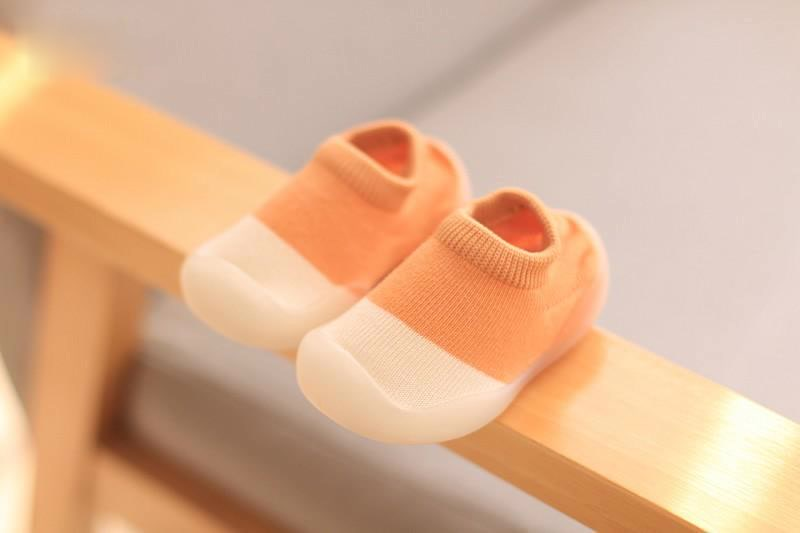 Chaussures bébé oranges adaptées pour intérieur et extérieur