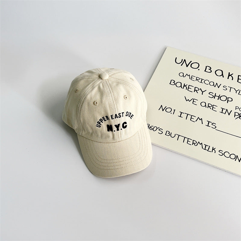 Casquette noire avec sangle réglable à l'arrière