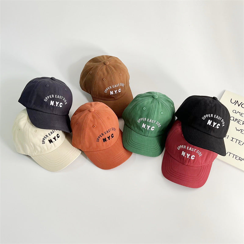 Vue de profil d'une casquette rouge pour enfants