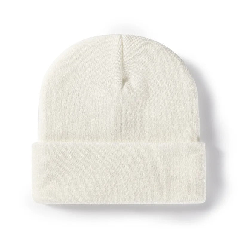 Bonnet en acrylique avec texte, posé sur une surface en marbre