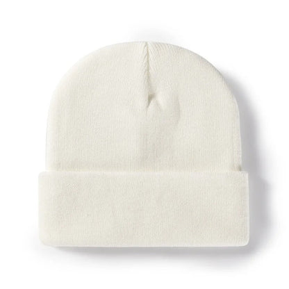 Bonnet en acrylique avec texte, posé sur une surface en marbre