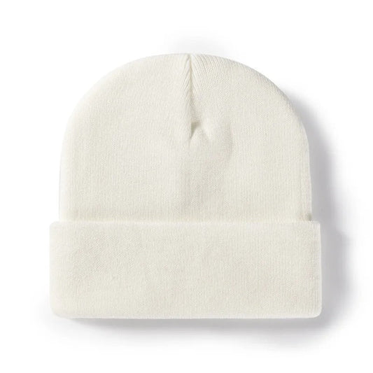 Bonnet en acrylique avec texte, posé sur une surface en marbre