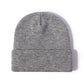 Vue de dessus d'un bonnet gris avec une personnalisation en blanc