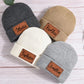 Gros plan sur la texture douce du bonnet en acrylique gris