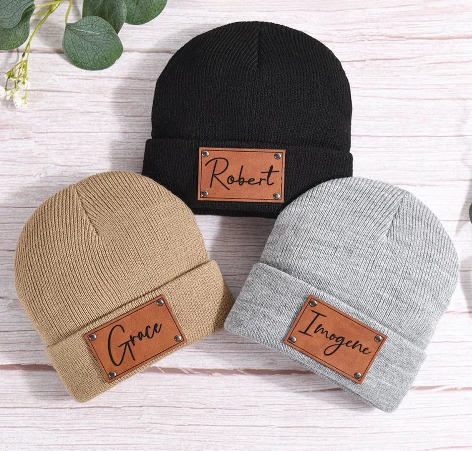 Bonnet personnalisé avec texte, présenté sur une surface en bois