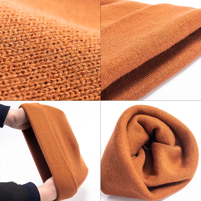 Bonnet noir avec texte personnalisé, posé sur une table blanche