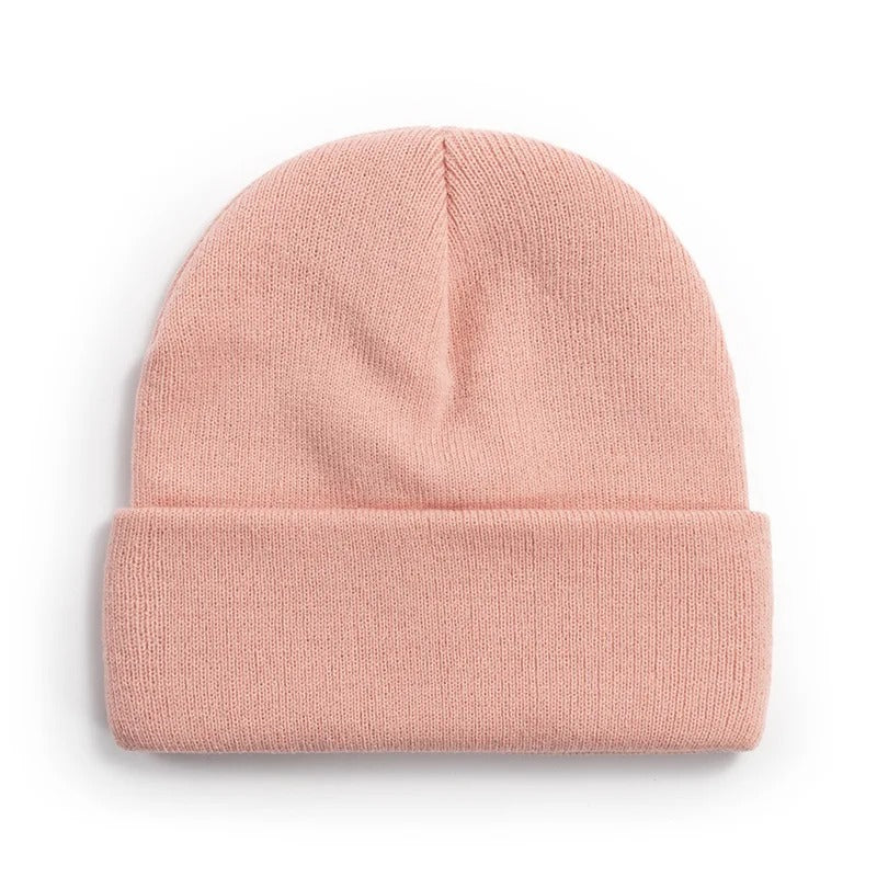 Bonnet en acrylique avec texte, présenté dans un cadre minimaliste